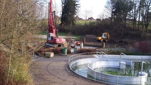 Baustelle von Burkhardt  Baugeschäft mit Kran und Multicar im Freibad Hermsdorf