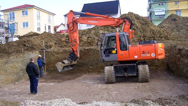 Geschäftsführer Daniel Burkhardt prüft auf der Baustelle den Fortschritt der Tiefbauarbeiten